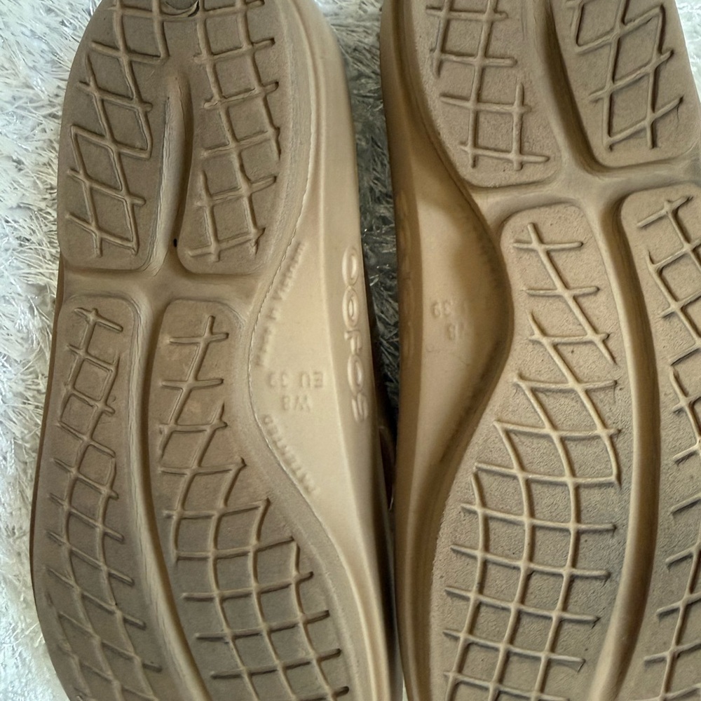 OOFOS women's OOlala recovery sandals size 8 - Picture 4 of 4